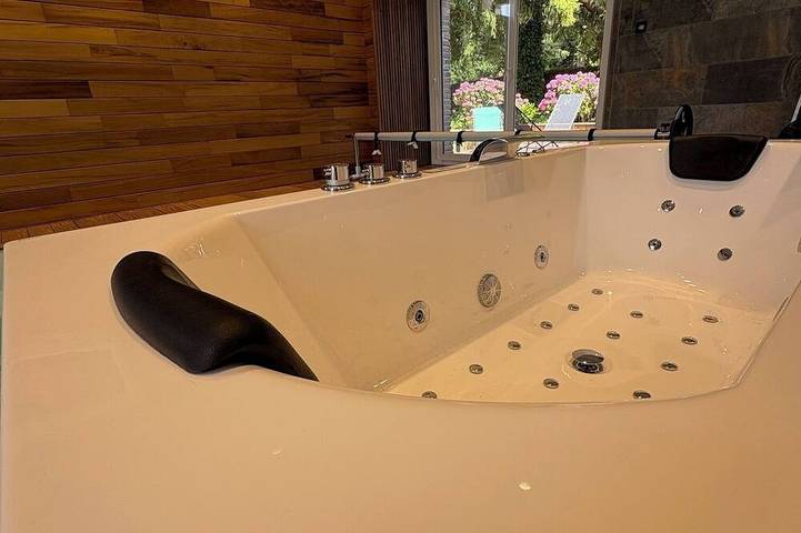 Location de vacances pour 4 personnes, avec jacuzzi et jardin ainsi que sauna et piscine, animaux acceptés à Forest-l'Abbaye - 3