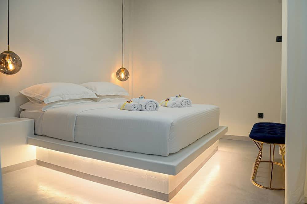 Entire apartment, Omnia Suite located in Fira Capital of Santorini and very close to the caldera. in Thera, Santorini