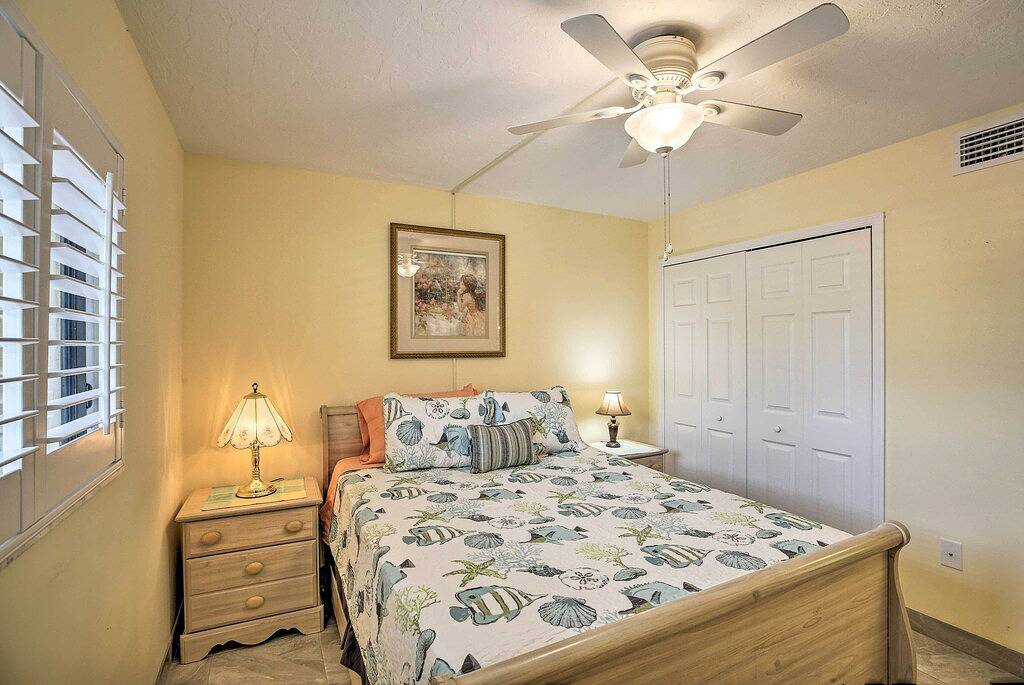 Ganze Wohnung, Cheery Condo with Pool Access: 3 Miles to Beach! in Iona, Southwest Florida