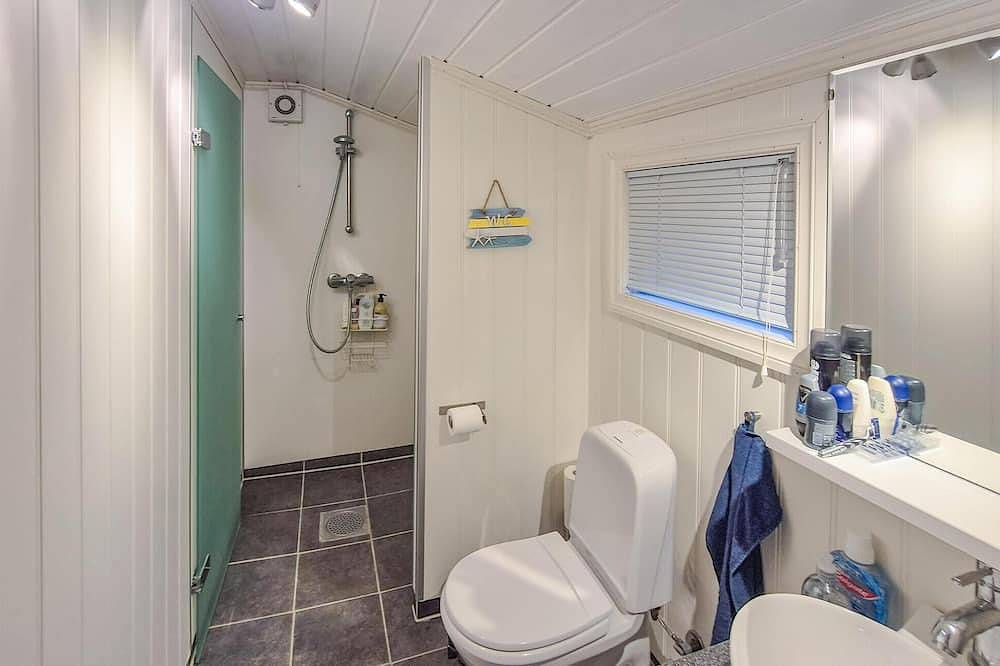 Amazing home in Omastrand with Wifi in Hardangerfjord