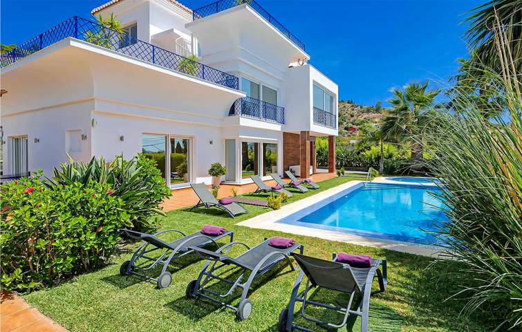 Apartamento con terraza junto a la piscina, aire acondicionado e Internet. in Canillas de Albaida, Provincia de Málaga