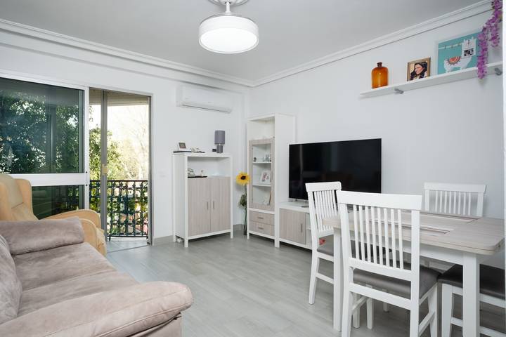 Appartamento intero, Casa Vacanze 'Piso En La Oliva Bien Comunicado' con Balcone, Wi-Fi e Aria Condizionata in Central Seville, Siviglia