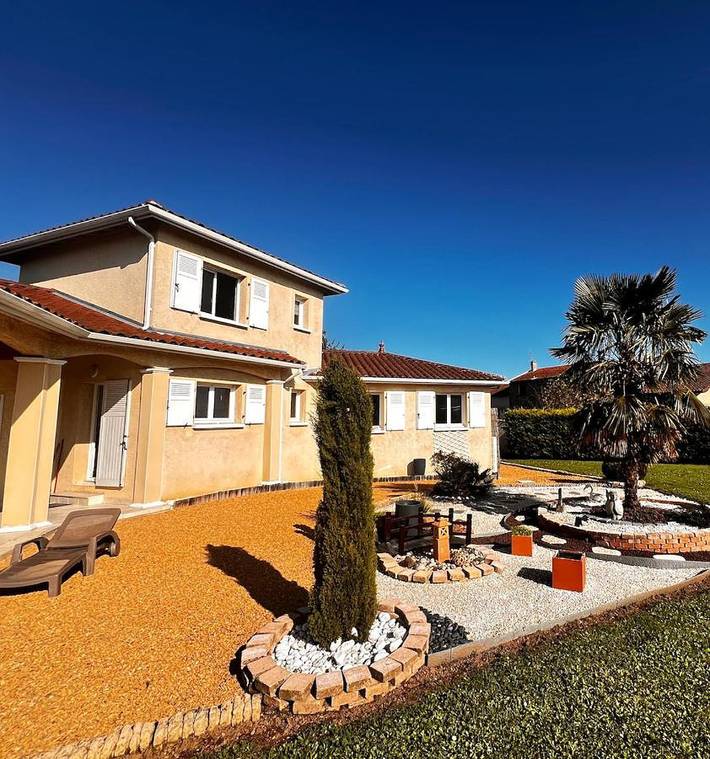 Location de vacances pour 10 personnes, avec Terrasse ainsi que Jardin et Vue dans Les Olmes