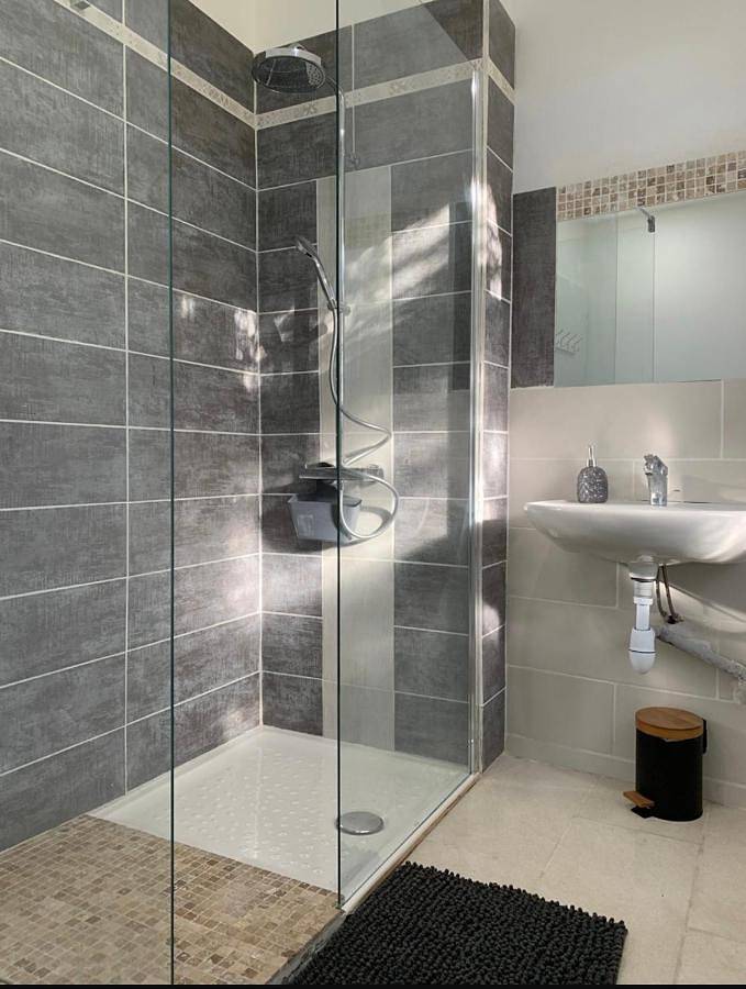 Location de vacances pour 22 personnes, avec terrasse ainsi que piscine et jacuzzi à Bourdeaux - 2