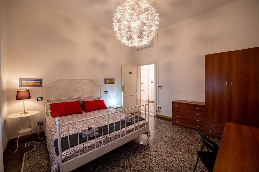 Apartamento entero, Across the Arno River, air-conditioned and a stone's throw from downtown! in Pisa, Costa de la Maremma