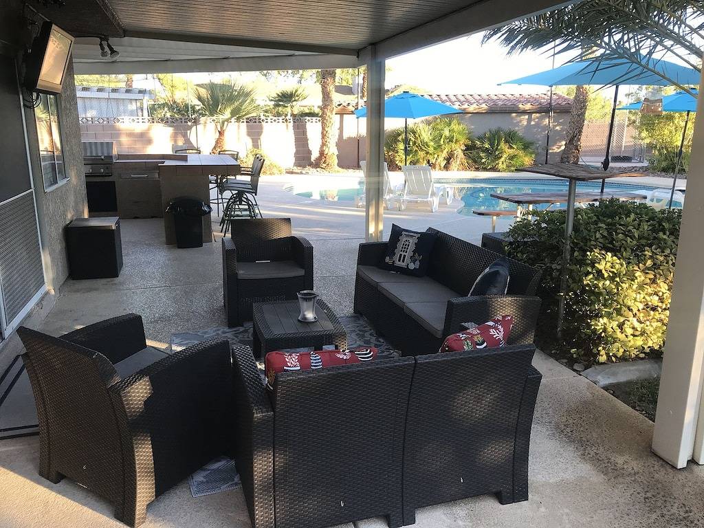 Family/Friend Fun getaway *Big Private Pool *Basketball court *firepit in Las Vegas, Red Rock Canyon