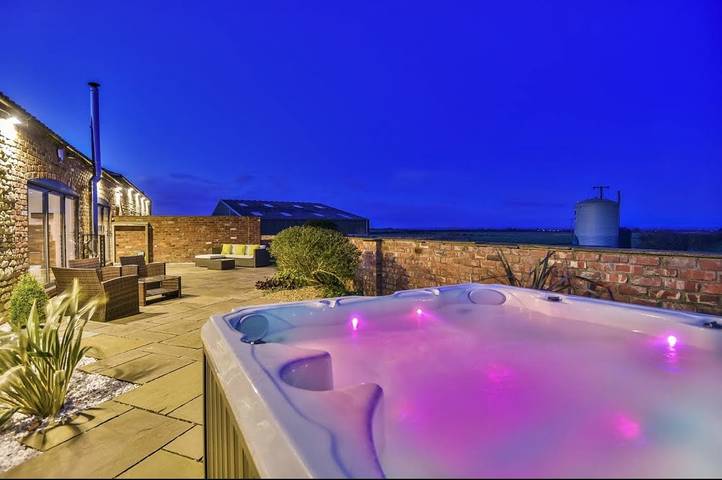 Glebe Farm 4Br, Sleeps 11, Hot Tub, Pet Friendly in Welton (Lincolnshire), Lincolnshire