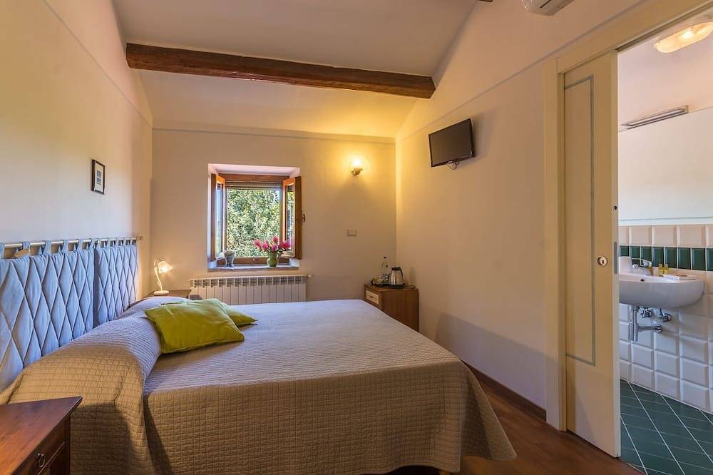 Villa aliento con piscina en las colinas de Fermo, a sólo 20 minutos de la costa del Adriático. in Fermo (Pueblo), Fermo