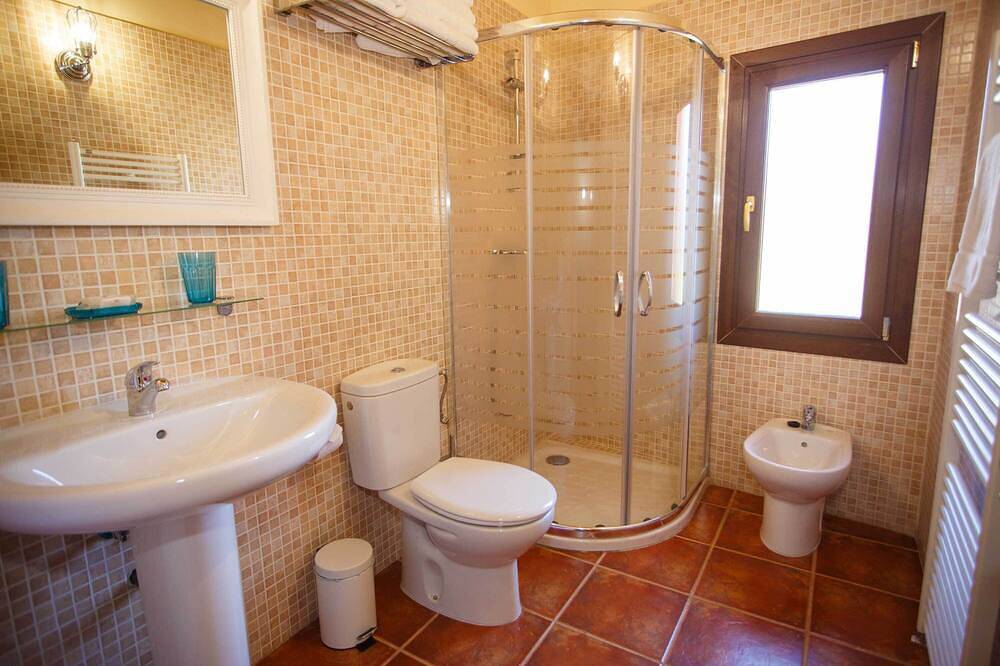 Una casa de amplios espacios con una ecléctica y exquisita decoración cuidando todos los detalles. in Braojos de la Sierra, Provincia de Madrid