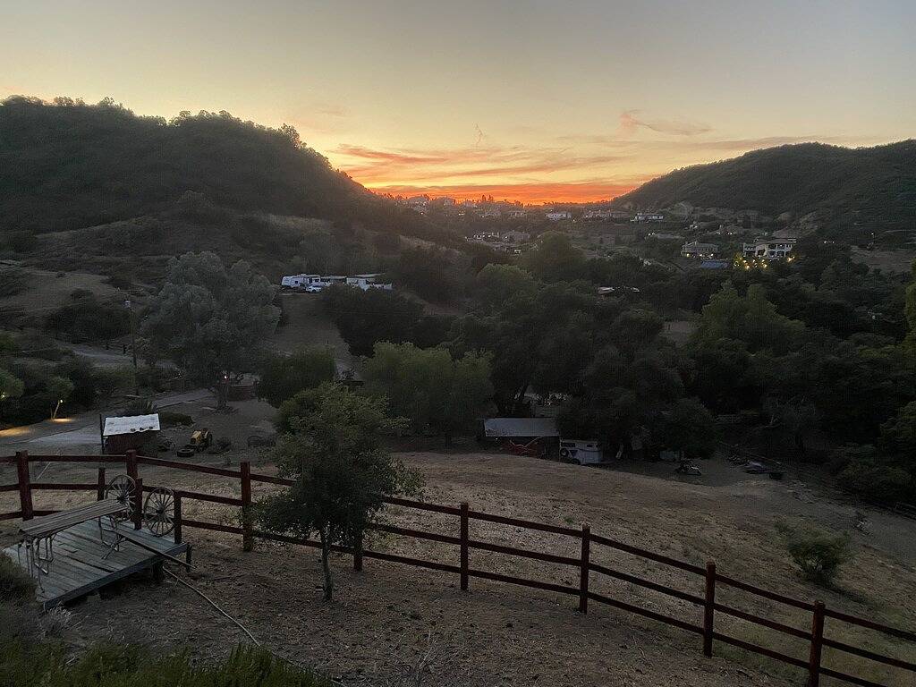 Luxury Covered Wagon in Santa Monica Mountains close to Malibu w/ King Bed in Los Angeles County