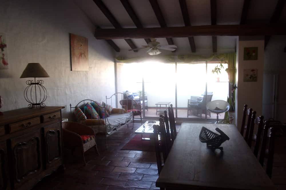 Appartement typique et climatisé proche plages in Bernis, Côte méditerranéenne (France)