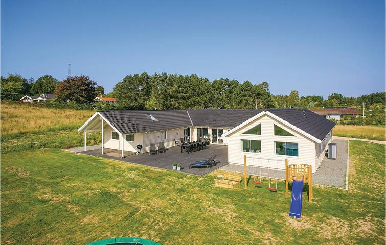 Ferienhaus für 24 Personen, mit Terrasse und Whirlpool sowie Garten und Pool