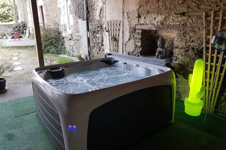 Gîte pour 12 personnes, avec jacuzzi et jardin à Mouilleron-en-Pareds