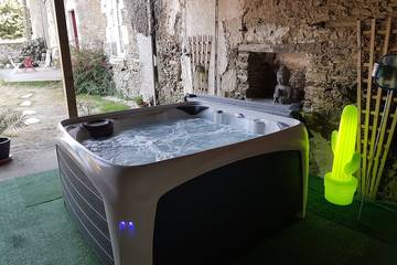 Gîte pour 12 personnes, avec jacuzzi et jardin à Mouilleron-en-Pareds