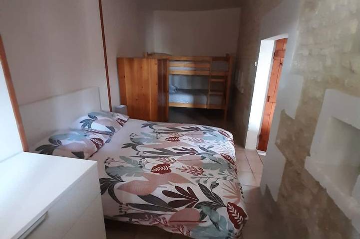 Location de vacances pour 6 personnes, avec terrasse ainsi que piscine et jardin, animaux acceptés à Saint-Martin-de-Juillers - 3