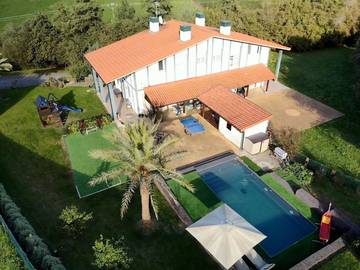 Gîte pour 13 personnes, avec piscine ainsi que vue et jardin, animaux acceptés à Mungia