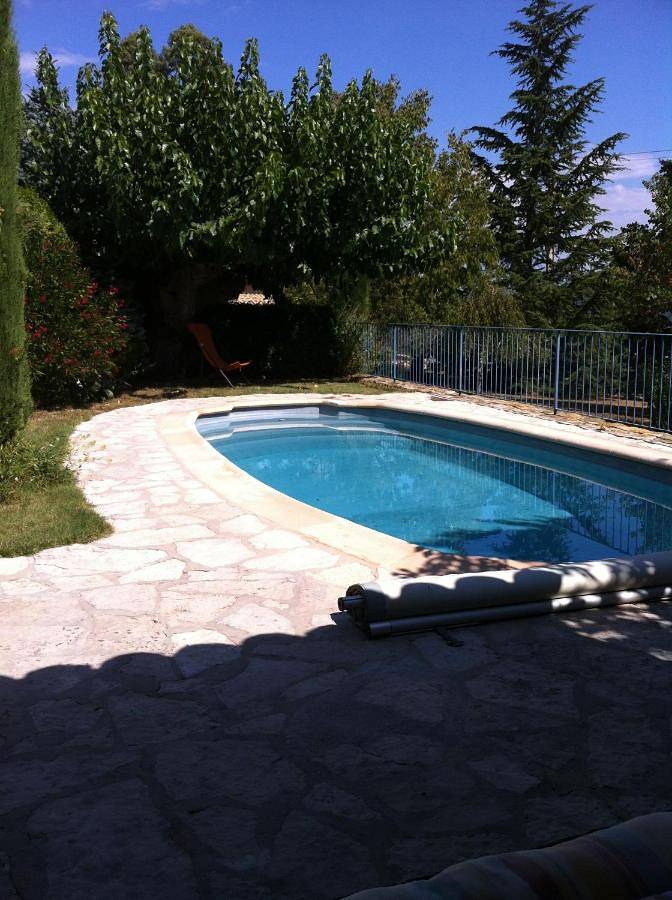 Location de vacances pour 6 personnes, avec piscine ainsi que vue et jardin à Cruis - 4