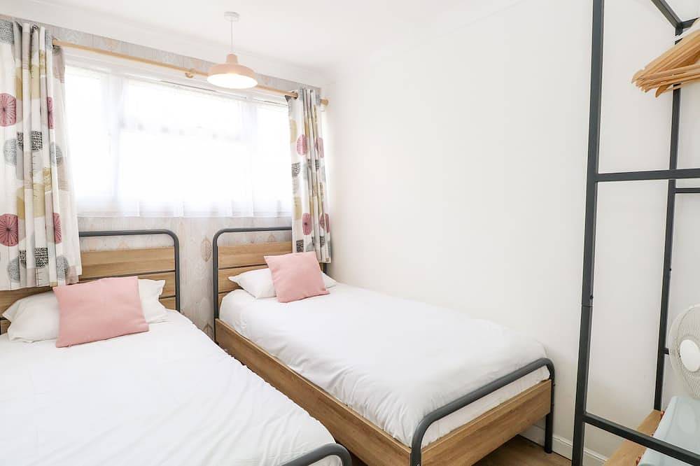 72, pet friendly, country holiday cottage, with a garden in Hemsby in Hemsby, Great Yarmouth