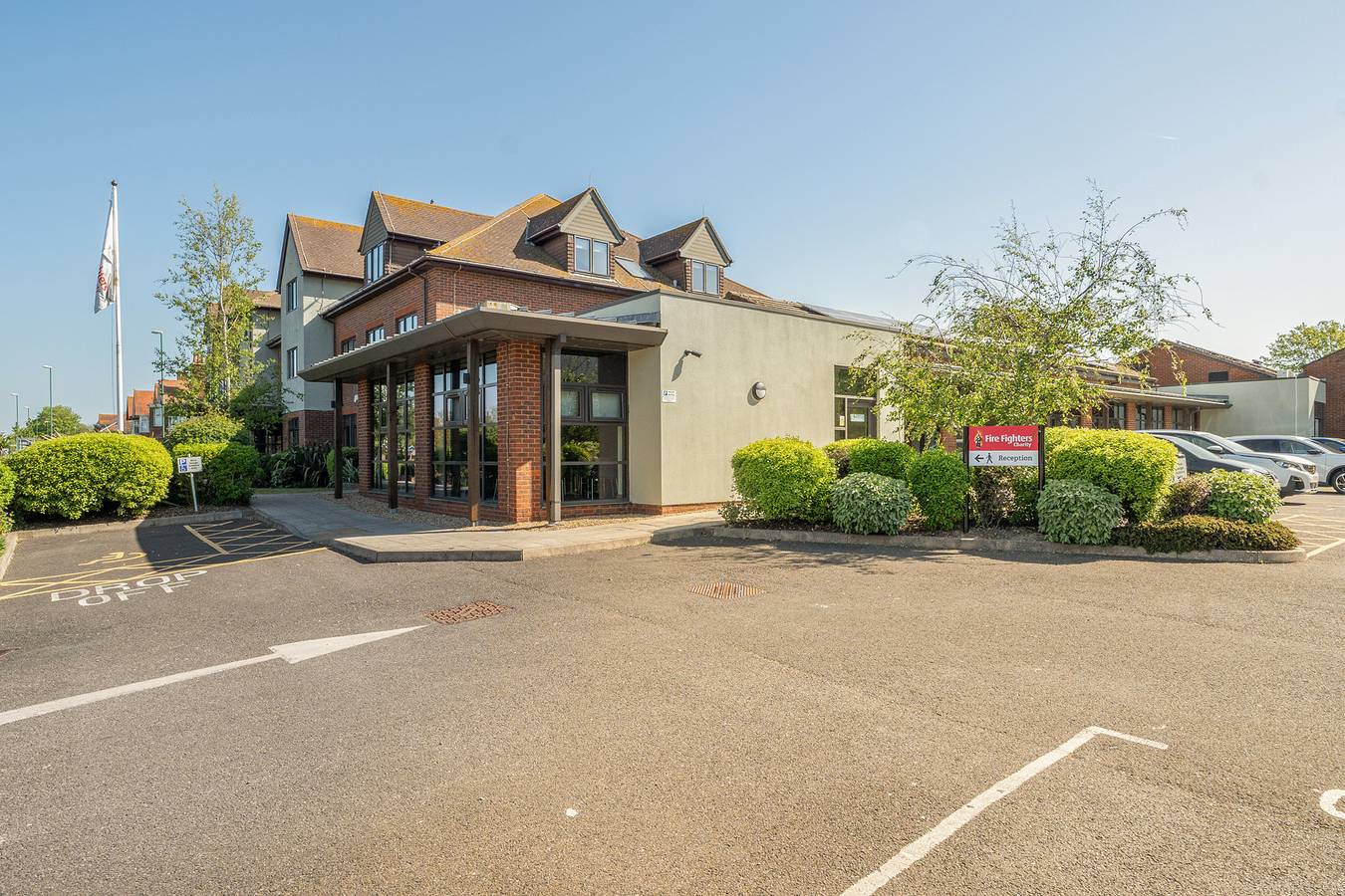 Marine Court First-floor Double Bedroom with Bathroom in Littlehampton, West Sussex