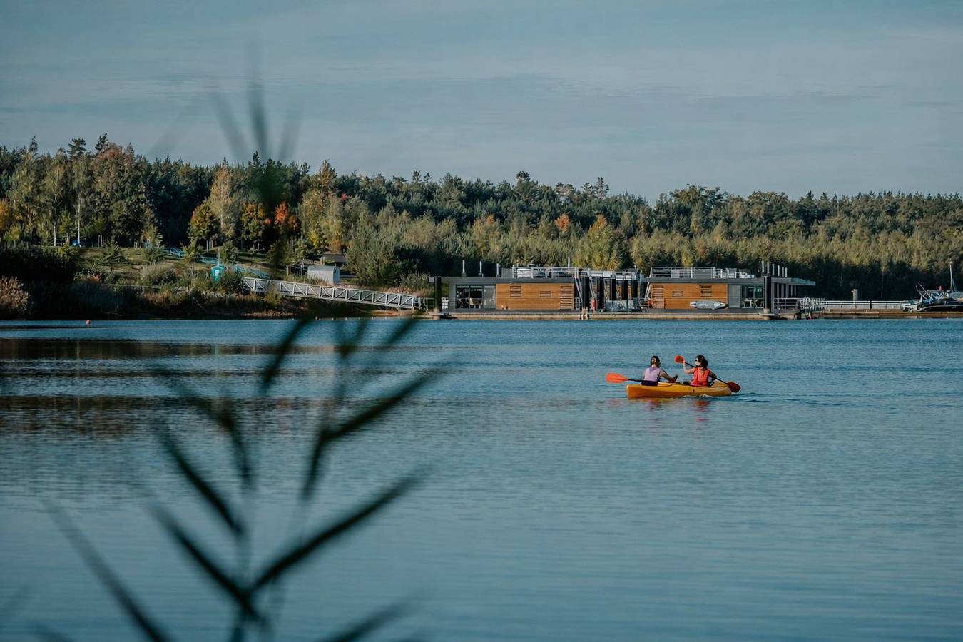 Floatinghouse Bahama Mama: Seeblick, Terrasse & Kamin in Bärwalder See, Boxberg (Oberlausitz)
