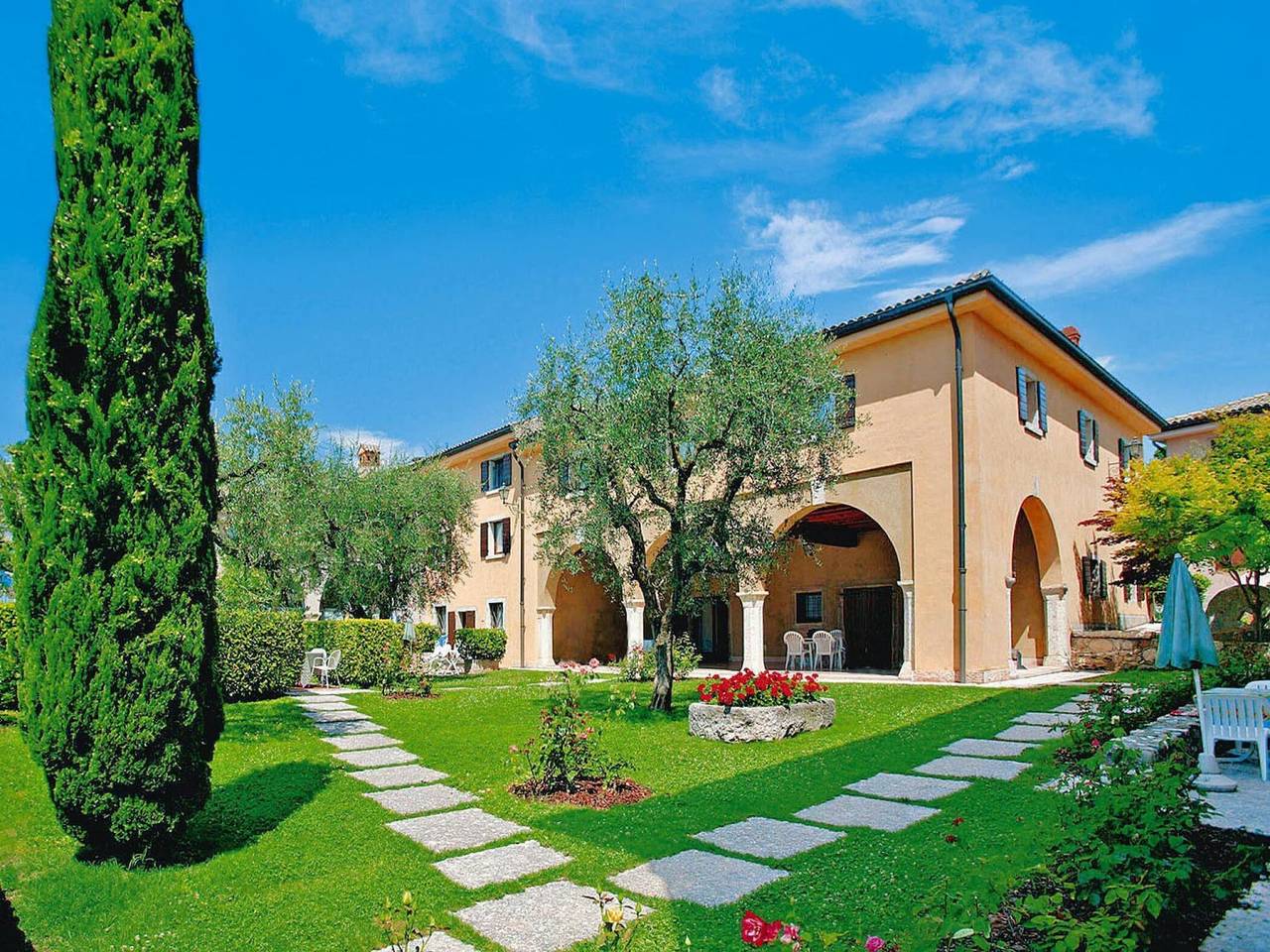 Apartamento entero, Residencia La Filanda en Costermano con piscina in Costermano, Montañas Garda