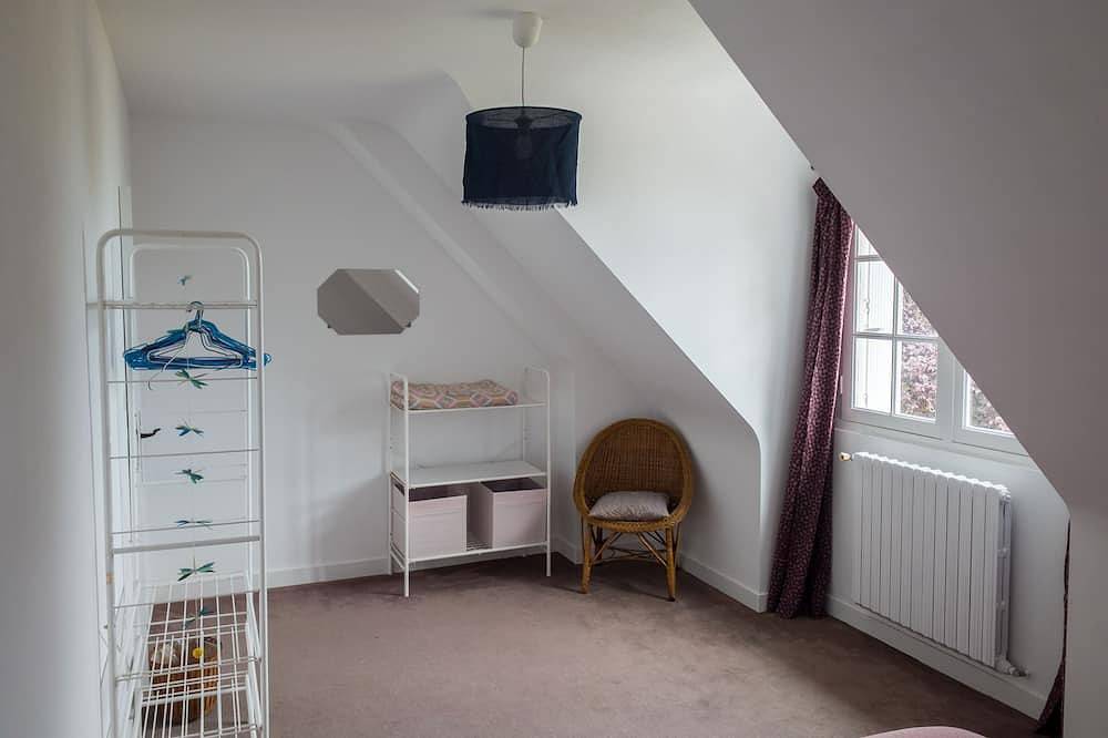 Family home with the ocean at the end of the garden. in Betahon, Ambon