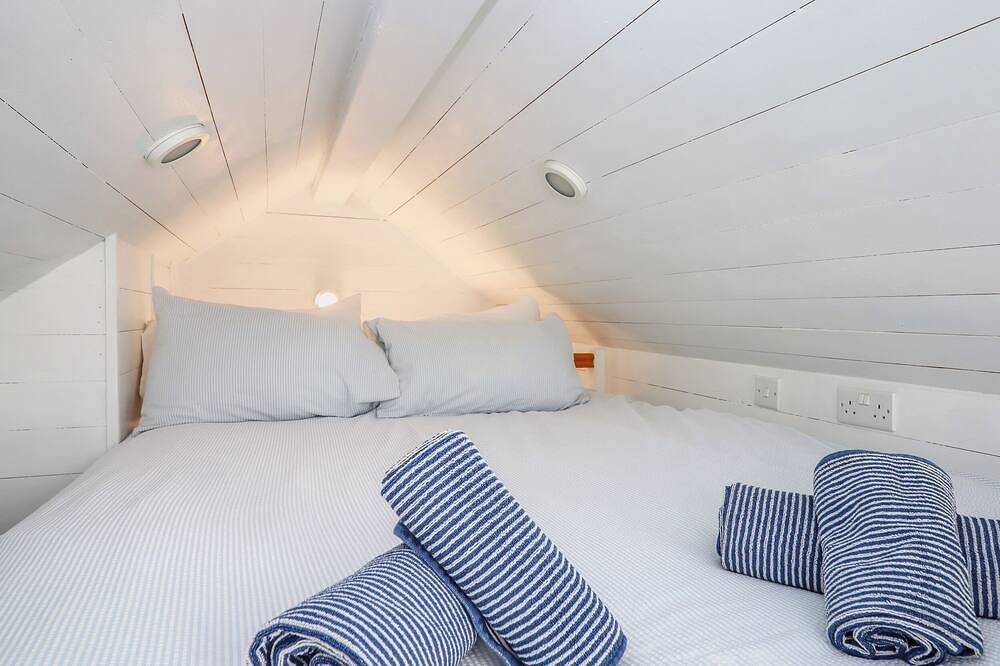 Beach Hut 5, romantic, country holiday cottage in Shaldon in Shaldon, Devon