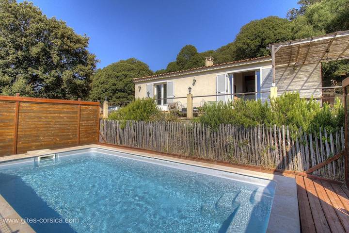 Gîte pour 4 personnes, avec Terrasse et Jardin ainsi que Piscine et Vue