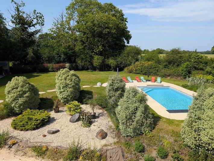 Location de vacances pour 8 personnes, avec Terrasse ainsi que Jardin et Piscine à Treffléan
