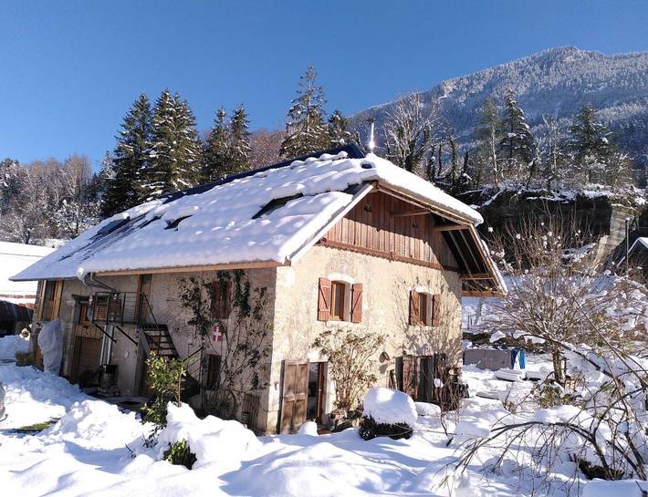 Gîte pour 4 personnes, avec jardin à Saint-Jean-de-Couz