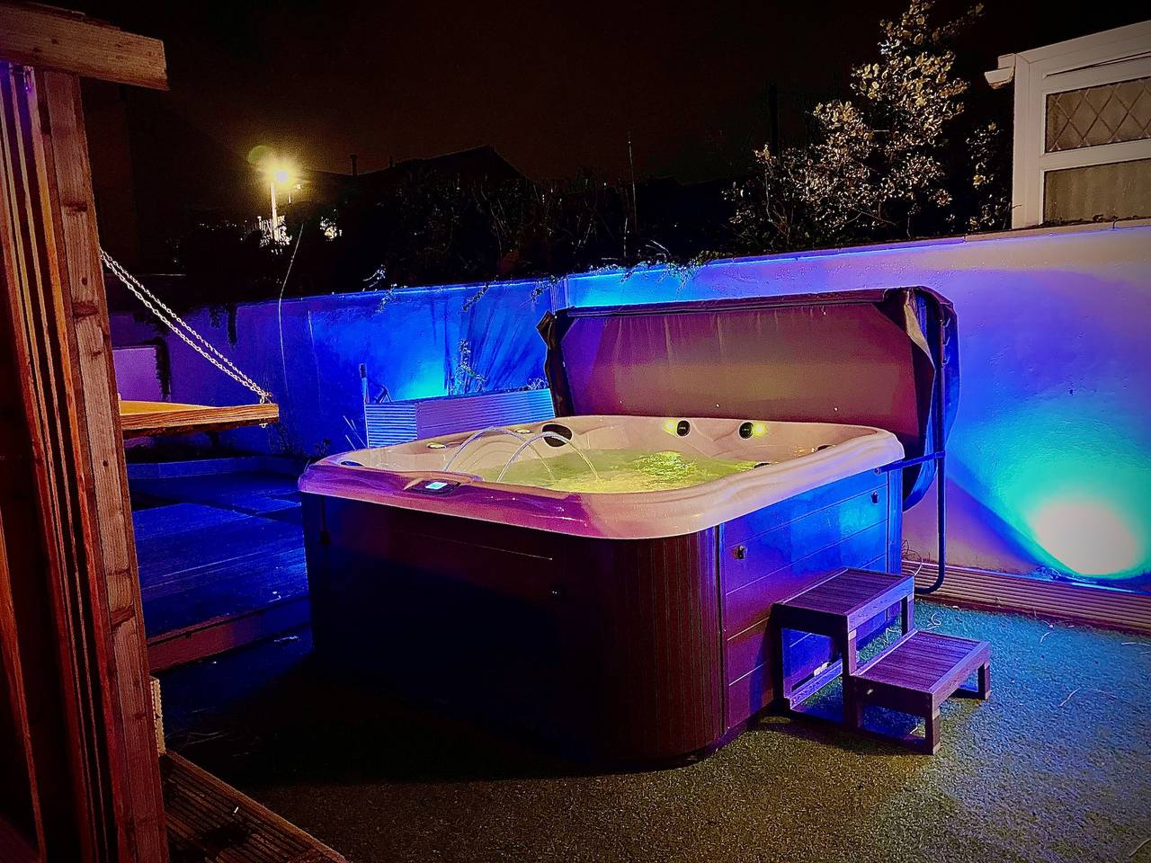 Sleeps10-Parking-Garden-Hottub-Petfriendly in Blackpool Pleasure Beach, North West England