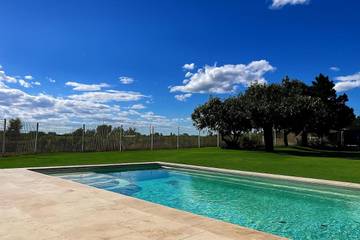 Gîte pour 6 personnes, avec piscine et jardin ainsi que terrasse et vue à Cairanne