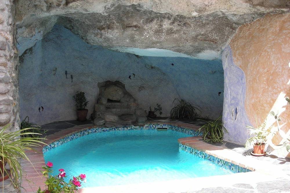 El Sol: casa rural con piscina en cueva! Montañas, la playa y Granada/Málaga. in Guájar-Faragüit, Los Guájares