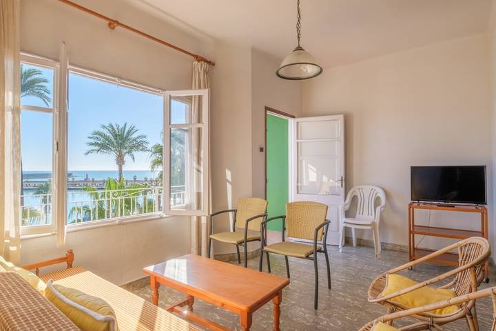 Apartamento entero, Apartamento 'Las Palmeras 4' con vistas al mar, terraza privada y balcón in Platja del Morrongo (Benicarló), Benicarló