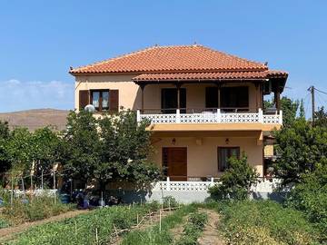 Location de vacances pour 5 personnes, avec balcon ainsi que vue et jardin dans Σκάλα Ερεσού