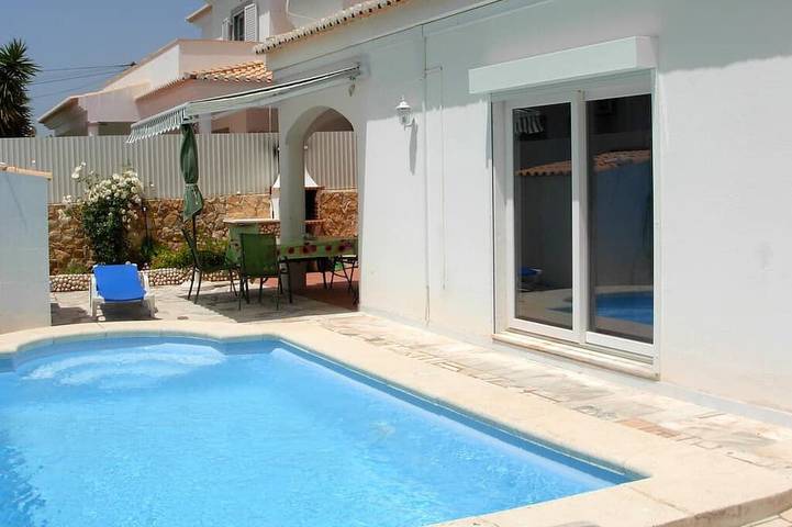 Villa for 4 people, with terrace and garden in Alvor