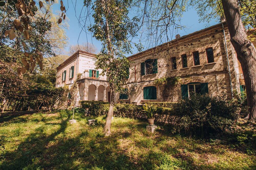 Historic Baron's Estate in Amazing Abruzzo! Family-friendly. Pet-friendly. in Torre de' Passeri, Gran Sasso