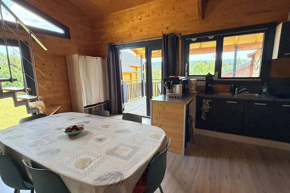 Cozy chalet in the Haut-Jura with an indoor pool in Saint-Laurent-en-Grandvaux, Parc naturel régional du Haut-Jura
