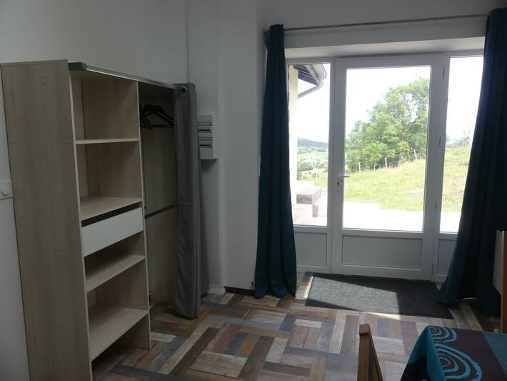 Gîte pour 8 personnes, avec terrasse ainsi que jardin et jacuzzi dans Auvergne-Rhône-Alpes - 4