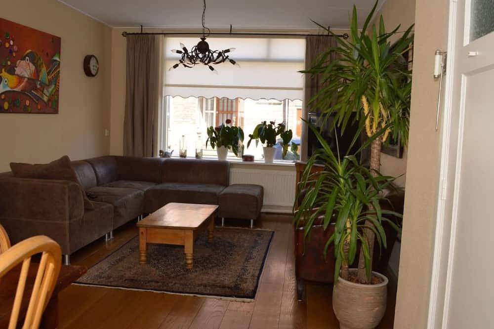 \"Emmastraat\" mit Terrasse in Katwijk, Niederländische Nordsee