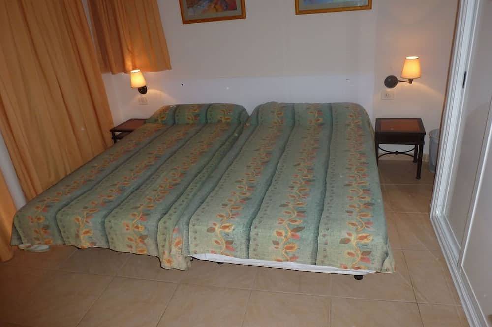 Entire apartment, 2 bedroom apartment - Los Geranios, Las Americas in Playa Puerto Colón, Adeje