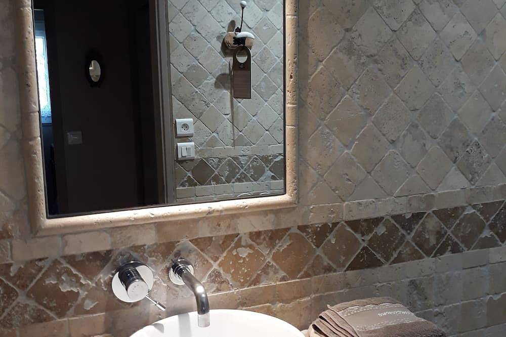 Ganze Wohnung, Appartement 2 Chambres Dans Mas Xviiie - Vaste Parc Arboré Avec Piscine in Robion, Regionaler Naturpark Luberon