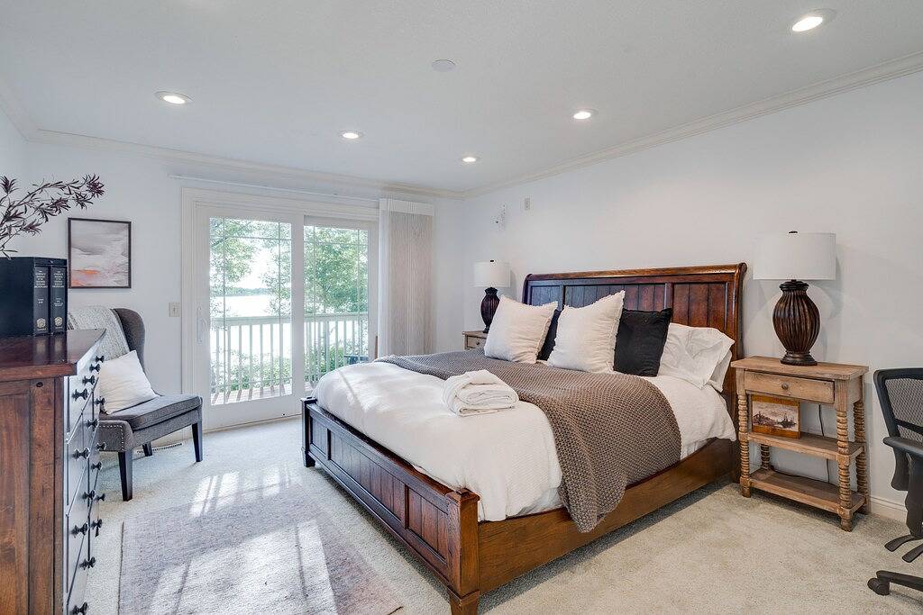 Beachfront Lake Home with new Jacuzzi hot tub, 15 min to Taylors Falls in Chisago City, Chisago County