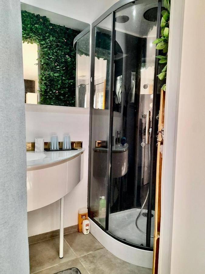 Gîte pour 2 personnes, avec vue et terrasse dans Montlegun - 3