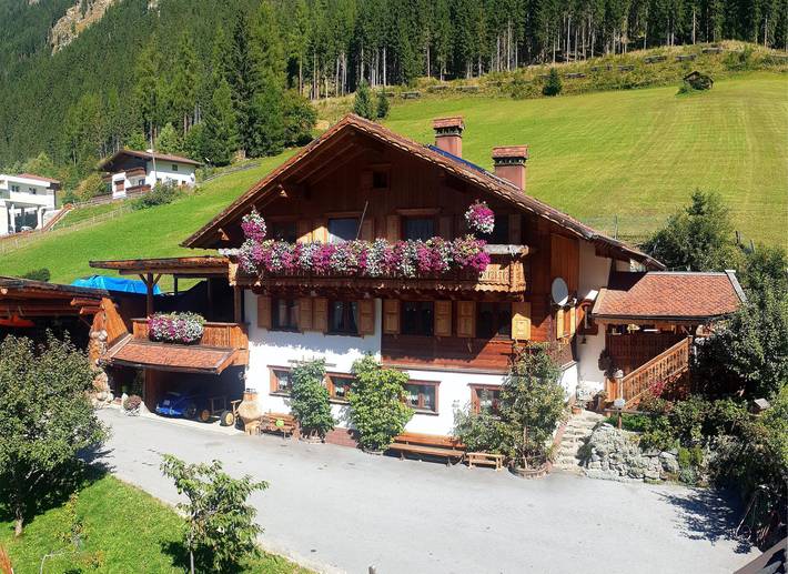 Ferienwohnung für 8 Personen, mit Balkon und Terrasse sowie Garten im Pitztal