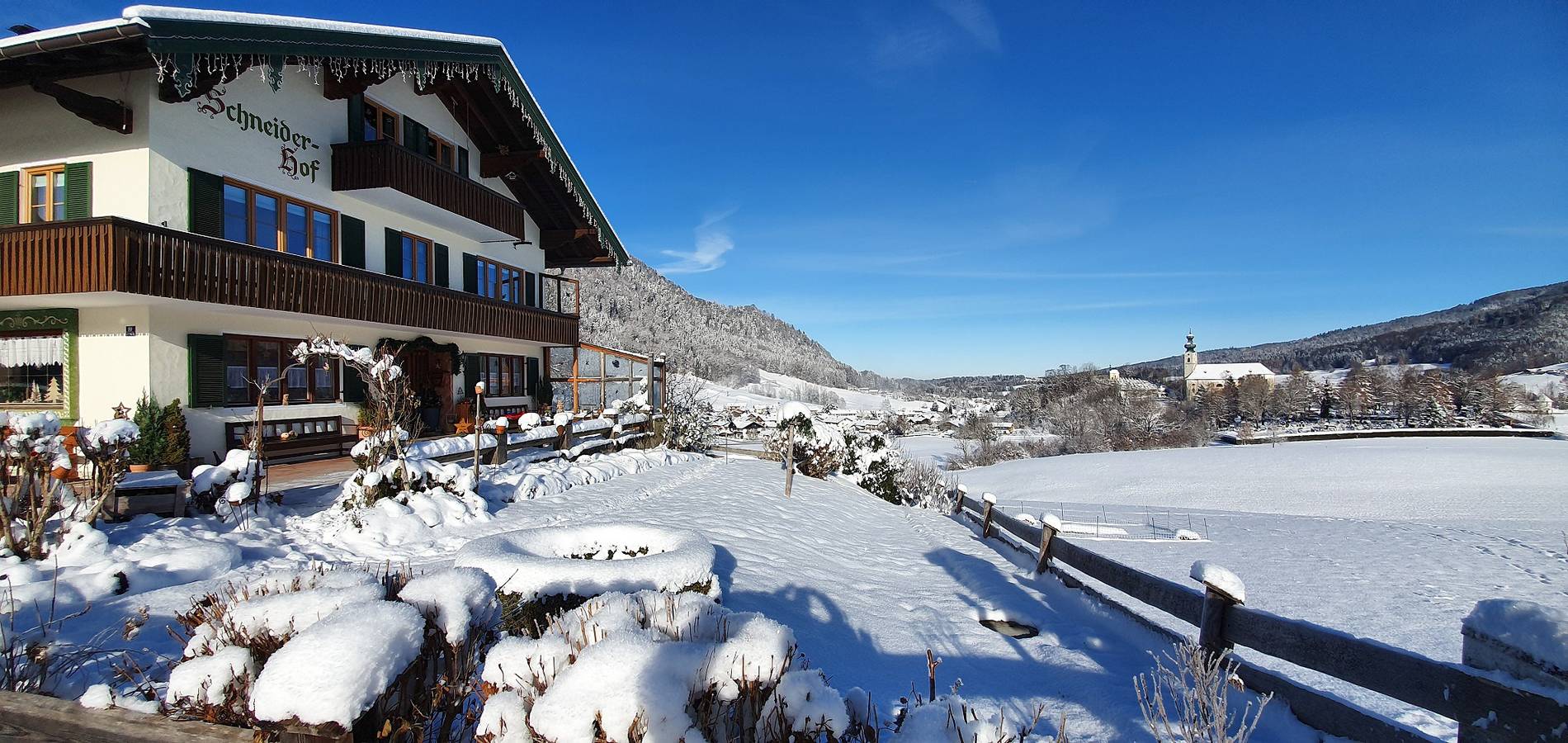 Schneider-Hof inkl. Chiemgaukarte - Nr. 2 Dreibettzimmer mit Dusche und Wc, Tv, Balkon, Wlan in Ruhpolding, Bayerische Alpen