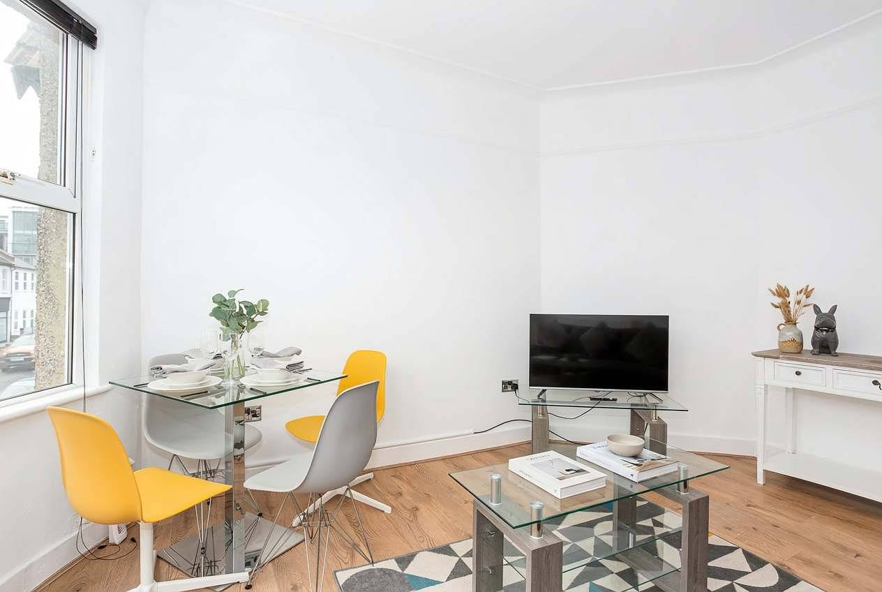 Spacious 3 Bedroom Home with Parking in Southend in Southend-on-Sea, East of England