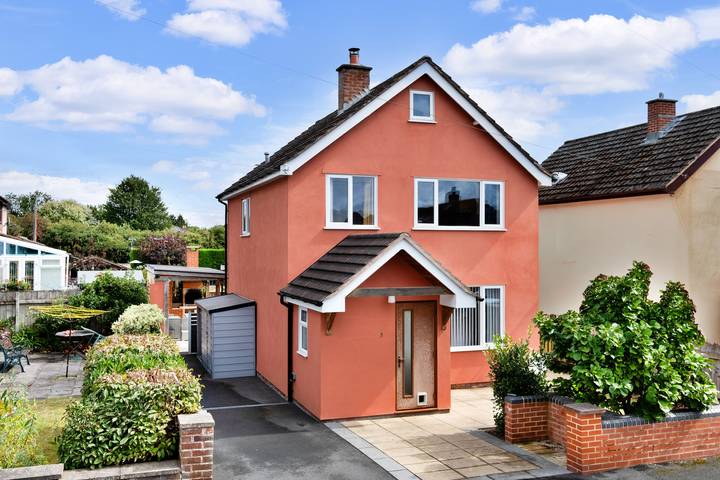 Holiday rental for 6 people, with hot tub and pool as well as sauna and garden, child-friendly in Herefordshire