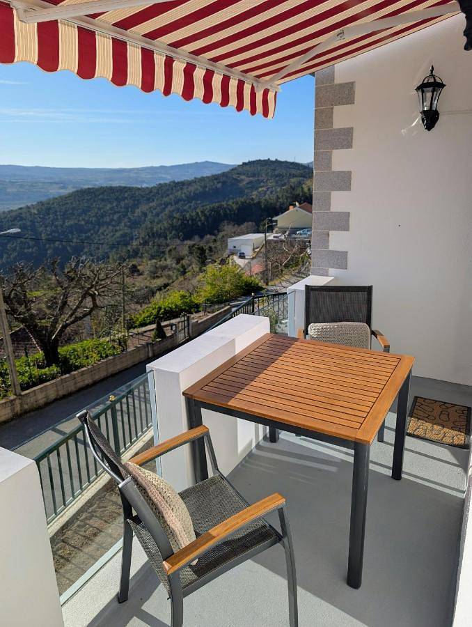 Gîte pour 4 personnes, avec vue et balcon, animaux acceptés dans Tabuaço
