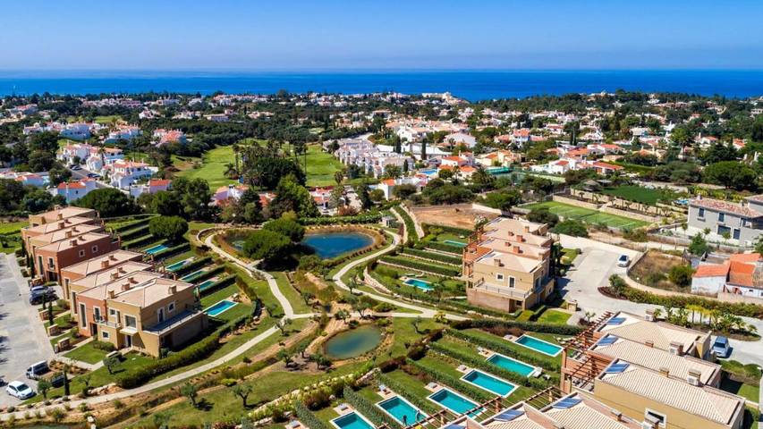 Bungalow für 6 Personen, mit Pool und Ausblick sowie Seeblick und Garten in Carvoeiro